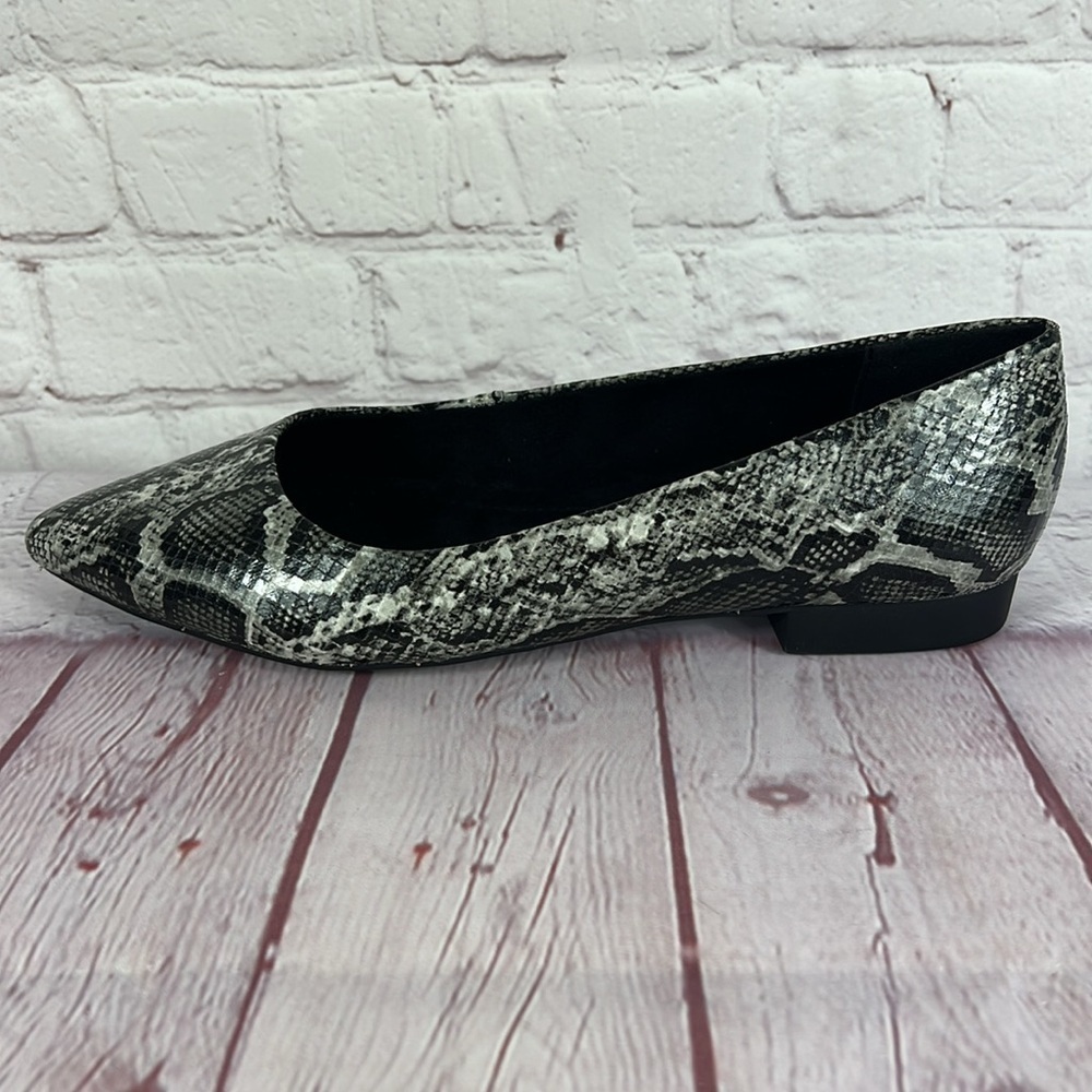 Bella Vita Vivien II Faux Snakeskin Pointed Toe Flat Size 6.5 - Picture 5 of 7